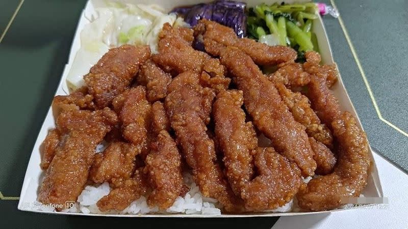 網友PO出在高雄的「大山排骨飯」所購買的便當。（圖／翻攝自爆廢1公社臉書）