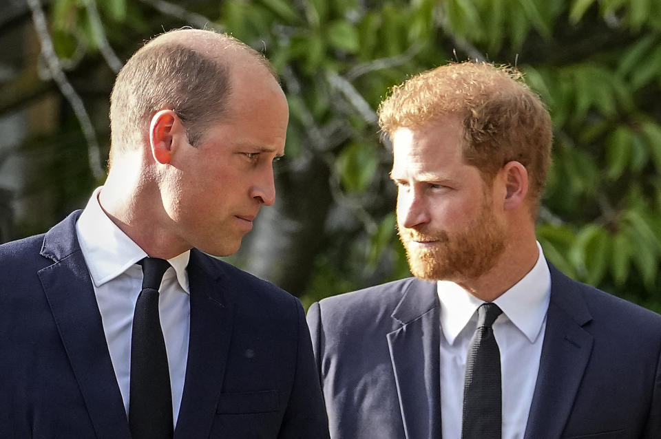 ARCHIVO – El príncipe Guillermo y el príncipe Enrique de Gran Bretaña caminan frente al otro viendo ofrendas florales para la fallecida reina Isabel II fuera del Castillo de Windsor en Windsor, Inglaterra, el 10 de septiembre de 2022. El príncipe Enrique revela en su explosivo libro de memorias sus múltiples facetas, de ser un niño que perdió a un ser querido a un adolescente atribulado, soldado en época de guerra y miembro insatisfecho de la realeza. (Foto AP/Martin Meissner, archivo)