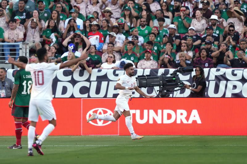 Hazem Shehata corre para celebrar tras anotar el gol con el que Qatar ganó a México y clasificó a los cuartos de final de la Copa Oro