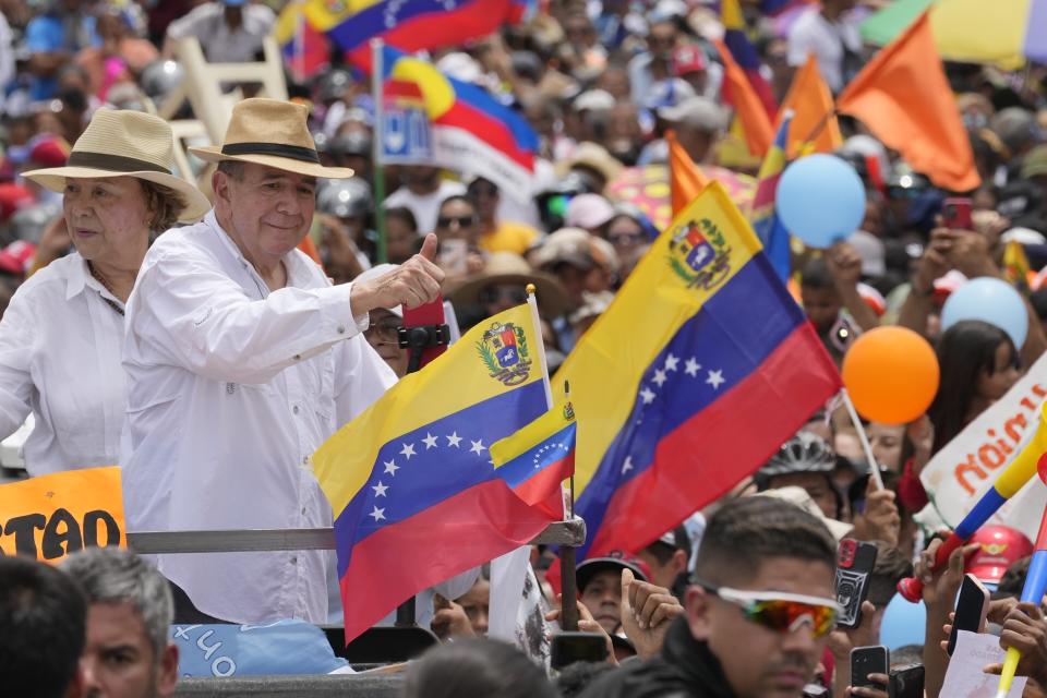 ARCHIVO - El candidato presidencial de la oposición venezolana Edmundo González, acompañado de sus esposa Mercedes, saluda a sus simpatizantes en un acto político en Barinas, Venezuela, el 6 de julio de 2024. (AP Foto/Ariana Cubillos, Archivo)