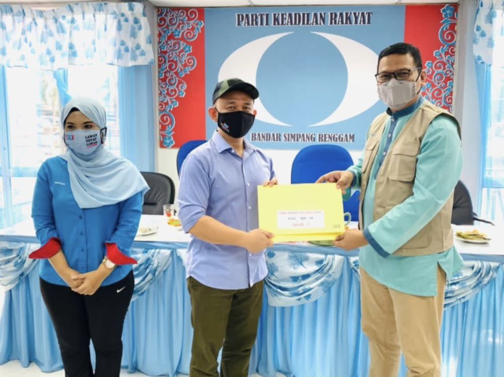 PKR’s Simpang Renggam MP Maszlee Malik (centre) during the launch of the Pakatan Harapan (PH) parliamentary constituency’s state election machinery at the Simpang Renggam PKR office today. January 28, 2022. — Picture by Ben Tan