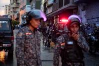 <p>Members of different security forces guard and take evidence of an explosion on 4 August 2018, in the city of Caracas, Venezuela. (Photo: Miguel Gutierrez/EFE via ZUMA Press) </p>