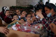 Los niños se preparan para recibir regalos navideños de sus profesoras en la escuela de las Hermanas del Rosario en Gaza.