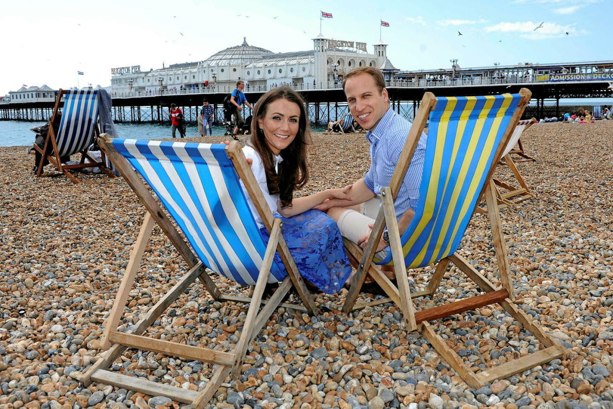 Les sosies les plus célèbres de Kate Middleton et du prince William, Heidi Agan et Simon Watkinson, lors d'un déplacement à Brighton.  - Credit:i-Images / Polaris / Starface / Cover Images