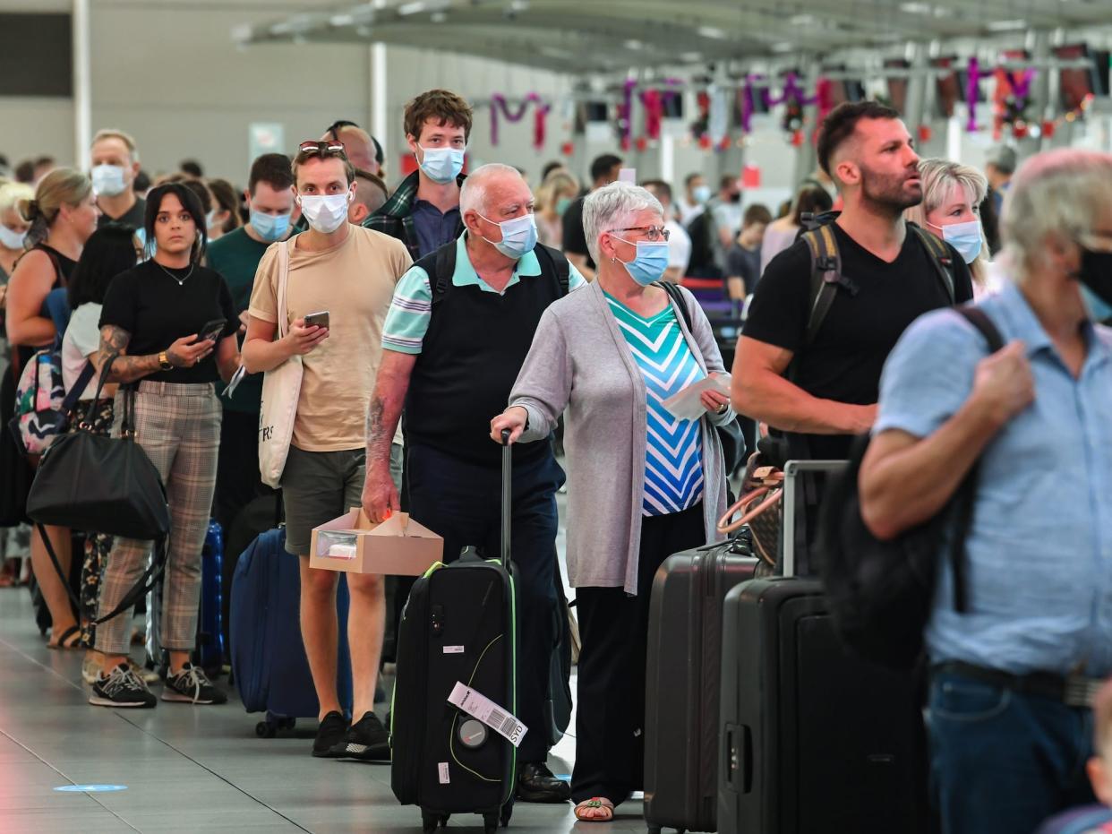 airline delay, people wait in line for their flight