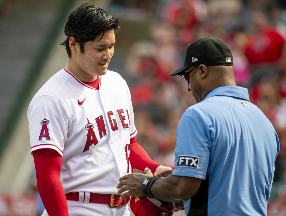 洛杉磯天使二刀流大谷翔平局間接受裁判檢查。（Photo by Leonard Ortiz/MediaNews Group/Orange County Register via Getty Images）