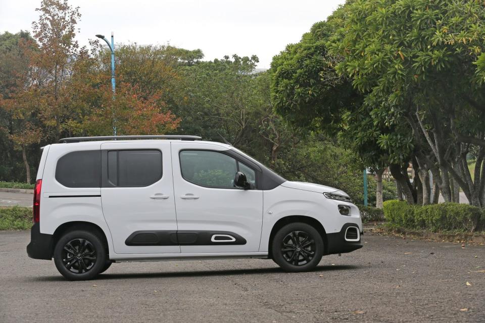 短軸車型維持Berlingo原有的前衛造型設計，在車長縮短至4.4米後看起來更加精緻可愛。