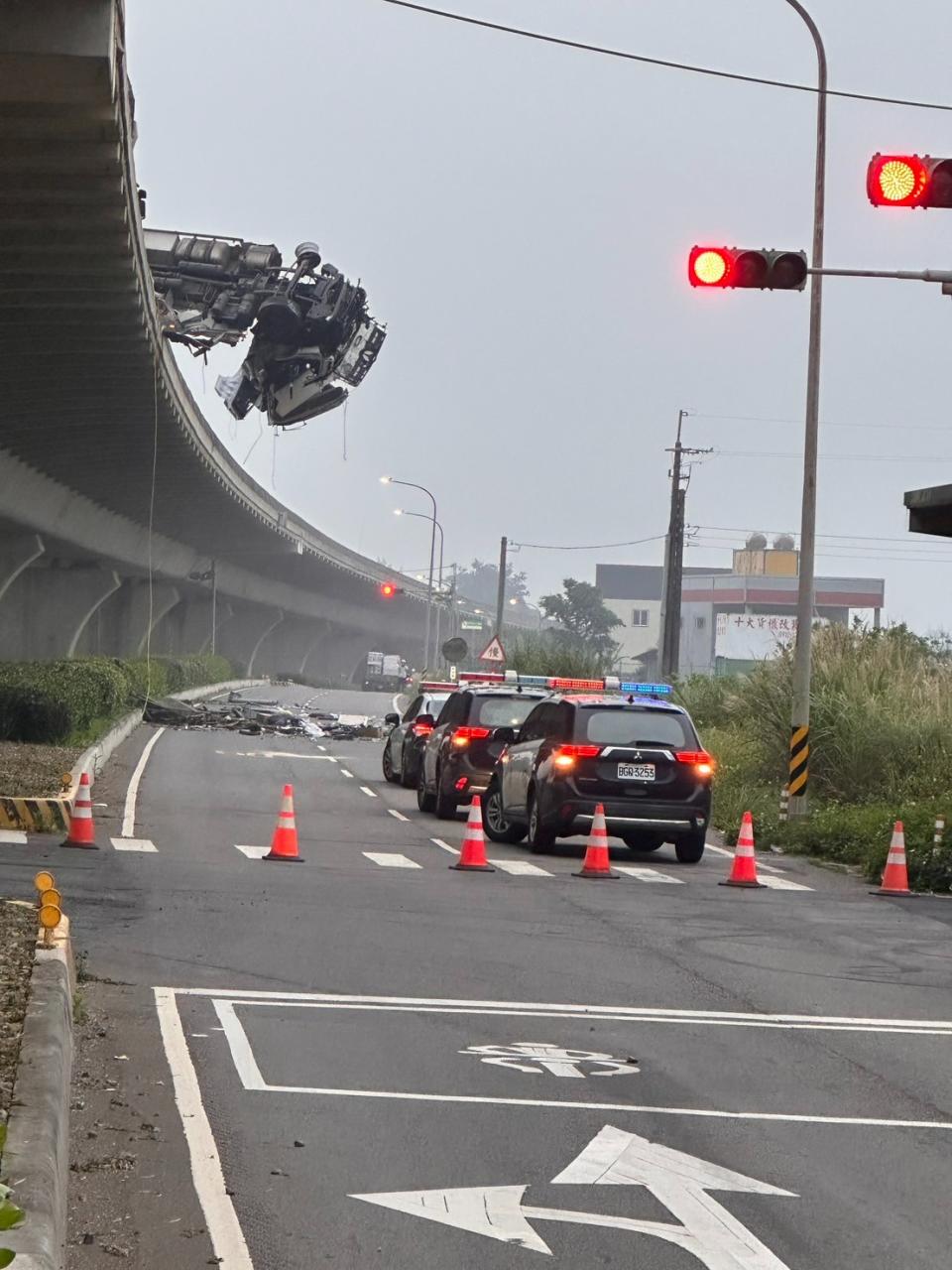 聯結車懸在高架橋上護欄。取自記者爆料網