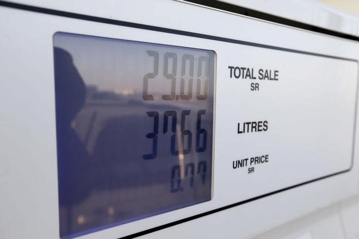 Fuel price and last sale of fuel is seen on a fuel pump during early hours in desert near the village of Salwa, Qatar-Saudi border, south of Eastern province of Khobar, Saudi Arabia January 29, 2016. REUTERS/Hamad I Mohammed