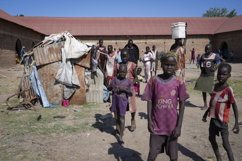 2021年12月25日，南蘇丹上尼羅州首府馬拉卡爾鎮的荒廢政府建築，流離失所的人們棲身於此（美聯社）