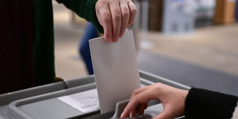 Ein Wähler steckt bei einer Wahl seinen Wahlzettel in eine Urne.<span class="copyright">Bernd Weißbrod/Deutsche Presse-Agentur GmbH/dpa/Symbolbild</span>