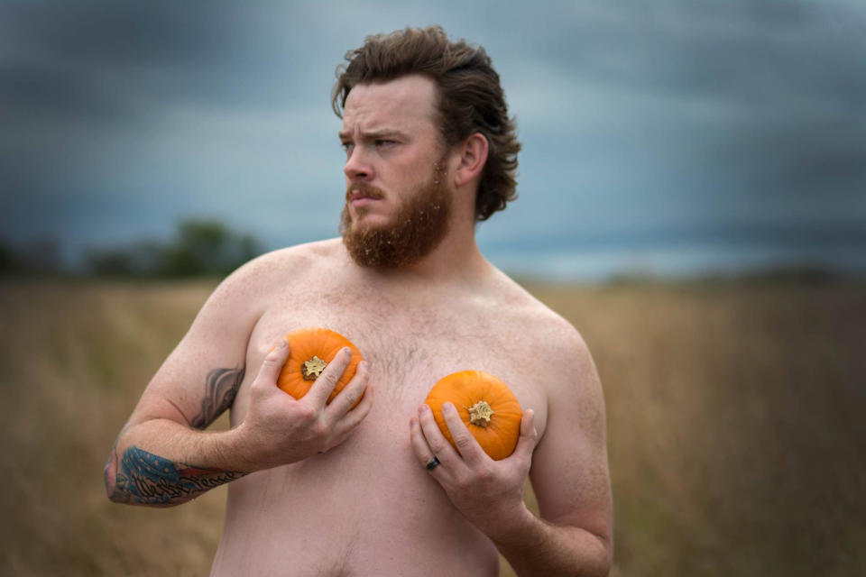 One couple is celebrating fall with this pumpkin-themed ‘dudeoir’ photoshoot