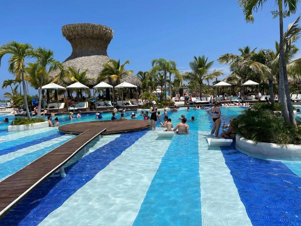 El nuevo centro turístico de Puerto Plata, Taino Bay, cuenta con una gran piscina, numerosas tiendas de artesanía y joyería y restaurantes y bares, en un ambiente tropical.