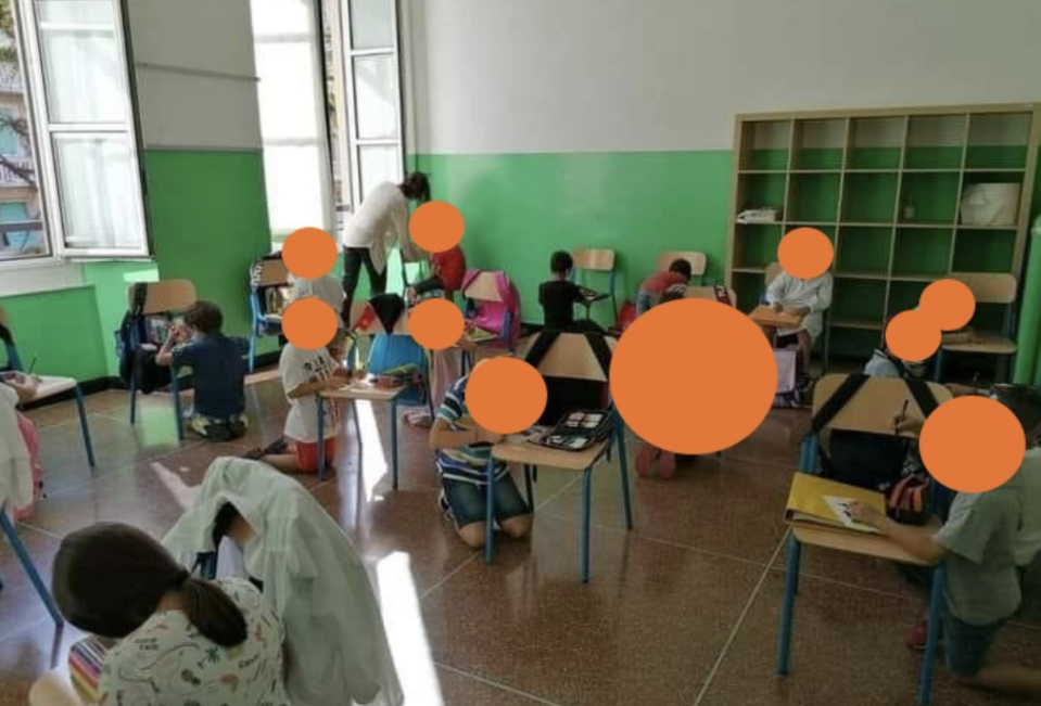 Vuelta al cole en un colegio de Génova cuya imagen de niños sin pupitre se ha convertido en viral.