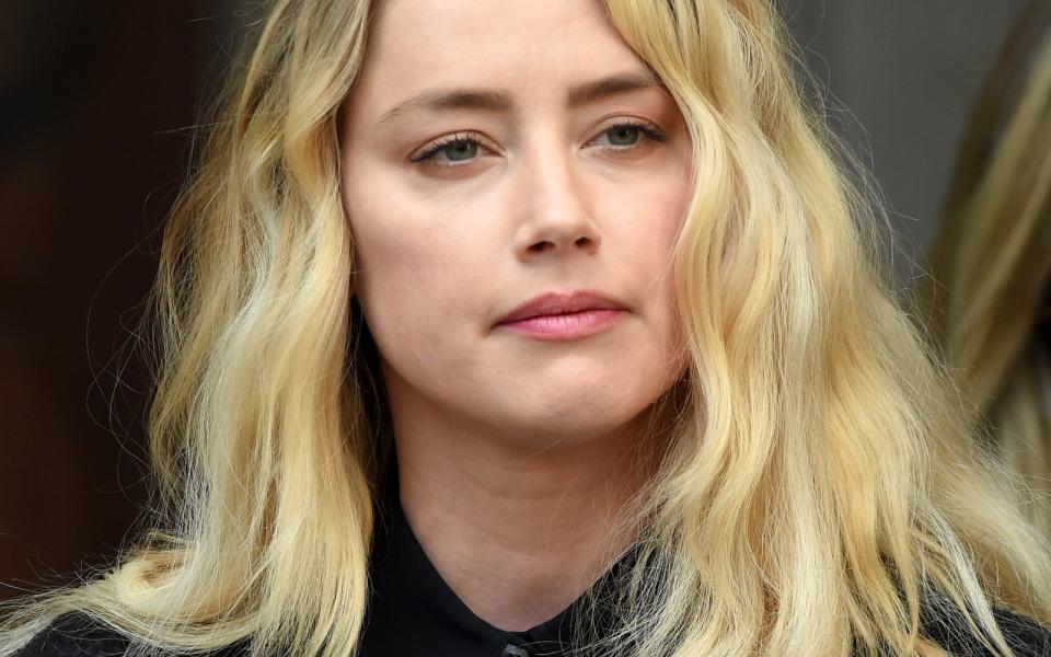 Zu Verteidigung des Vorwurfs hatte Amber Heard während des Prozesses ausführlich über die Gewalttaten Depps während ihrer Ehe gesprochen. Der High Court of Justice in London sah es in seinem Urteil als erwiesen an, dass zwölf der vierzehn geschilderten Übergriffe glaubwürdig seien. Depps Klage wurde abgewiesen. (Bild: Stuart C. Wilson/Getty Images)