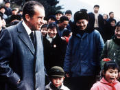 <p><span>Einen bedeutenden Schritt zur Verbesserung der diplomatischen Beziehungen zwischen den Vereinigten Staaten und der Volksrepublik China wagte Richard Nixon vom 21. bis 28. Februar 1972, als er die Städte Peking, Hangzhou und Shanghai besuchte. Zum ersten Mal seit ihrer Gründung im Jahr 1949 kam ein US-Präsident in die Volksrepublik, obwohl diese die Vereinigten Staaten als einen ihrer erbittertsten Gegner ansah. Nixon sagte später über diese Reise: “Das war die Woche, die die Welt verändert hat; das, was wir in dem Communiqué vereinbart haben, ist dabei nicht annähernd so wichtig wie das, was wir in den kommenden Jahren tun werden: eine Brücke bauen über die 16.000 Meilen Entfernung und 22 Jahre der Feindschaft, die uns in der Vergangenheit entzweit haben.” (Bild-Copyright: CAMERA PRESS/O/A/ddp images)</span> </p>