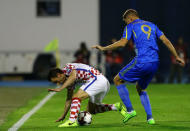 Football Soccer - Croatia v Ukraine - 2018 World Cup Qualifiers European Zone - Maksimir arena, Zagreb, Croatia - 24/03/17. Ukraine's Artem Kravets and Croatia's Josip Pivaric in action. REUTERS/Antonio Bronic