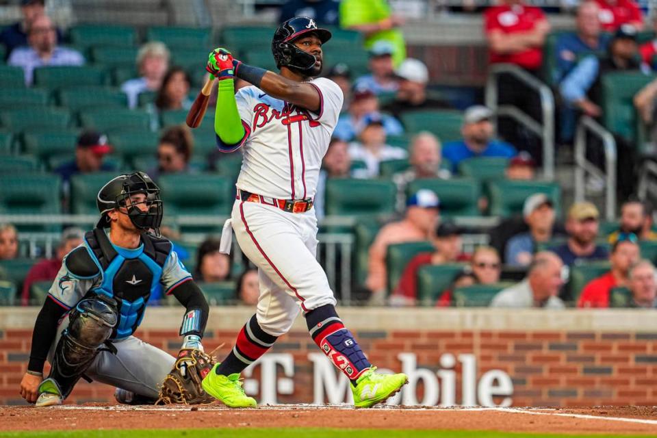 El jardinero de los Bravos Michael Harris II batea un doble en el segundo inning del partido ante los Marlins de Miami, celebrado el 22 de abril de 2024 en Atlanta.