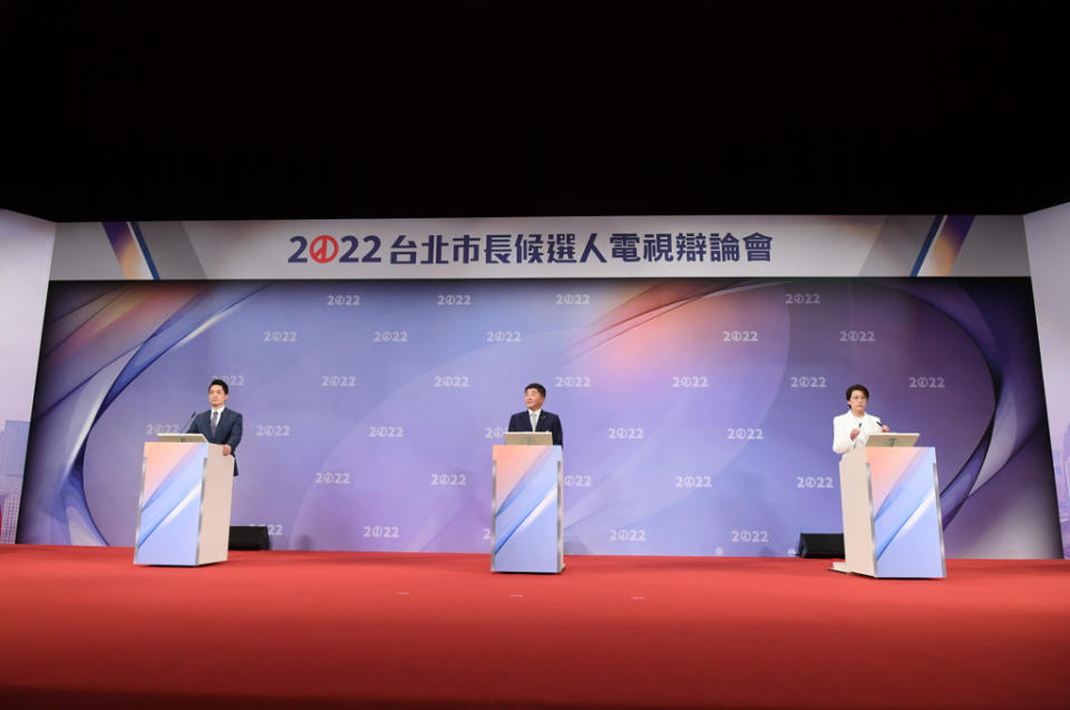 2022台北市長候選人電視辯論會，候選人黃珊珊（右起）、陳時中、蔣萬安合影。（主辦單位提供）