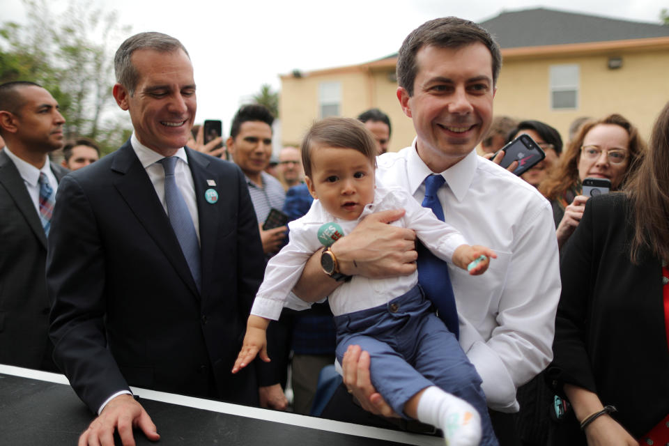 U.S. Democratic presidential candidate Mayor Pete Buttigieg (R) picks up a baby as he campaigns with Los Angeles Mayor Eric Garcetti (L) in Los Angeles, Calif., May 9, 2019. (Photo: Lucy Nicholson/Reuters)