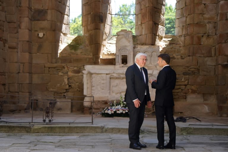 Los presidentes de Alemania, Frank-Walter Steinmeier (izq.), y Francia, Emmanuel Macron, visitan Oradour-sur-Glane, en el suroeste de Francia, el 10 de junio de 2024 (Ludovic Marin)