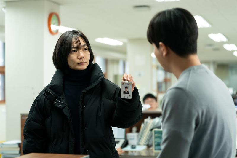 裴斗娜（左）在電影《陰影下的她》中再次挑戰女警，追查一名女學生的自殺真相。（華映娛樂提供）