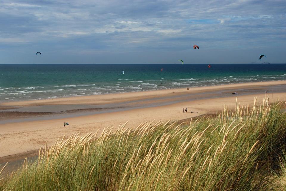 Kite surfing on Wissant beach (Getty)