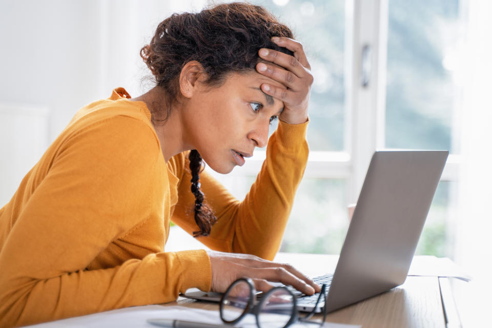 Una mujer está leyendo un artículo en su computadora.