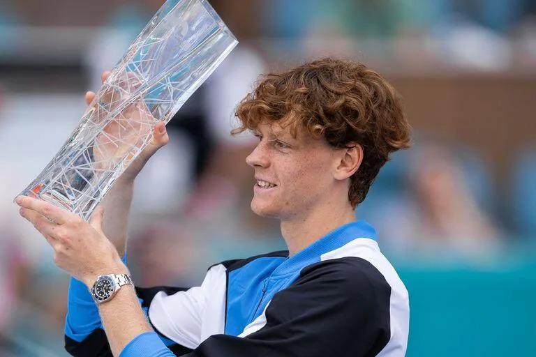 Sinner sonríe con el trofeo de campeón del Masters 1000 de Miami en sus manos