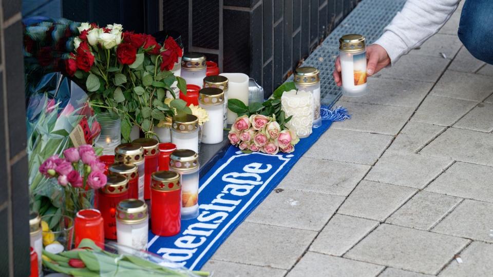 Blumen und Kerzen vor dem Haus in Köln-Mülheim, in dem Willi Herren wohnte. (Bild: dpa)