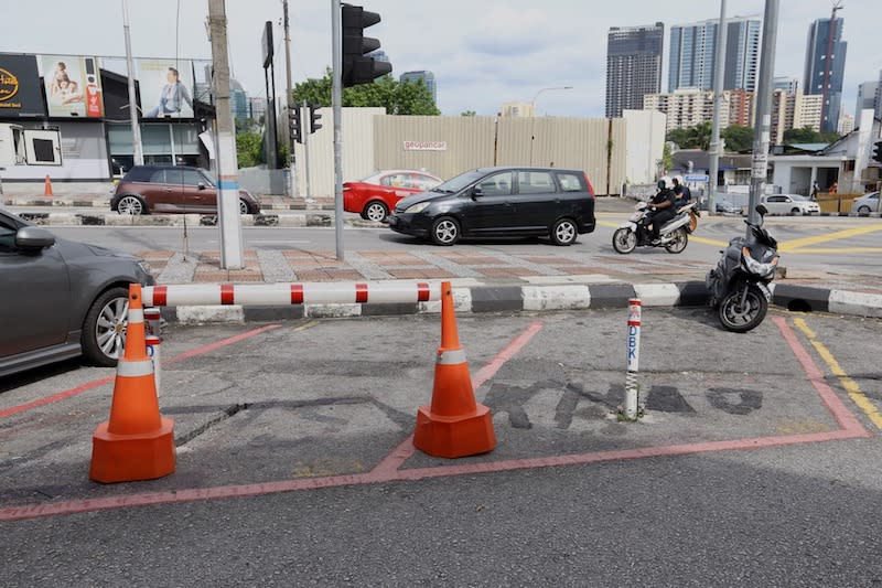 DBKL says parking ticket machines and the JomParking app will be discontinued and replaced by e-wallet payment starting today. — Picture by &nbsp;Zuraneeza Zulkifli