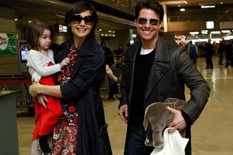 Y en 2008 llegó Japón. La familia Cruise-Holmes debió acostumbrarse a los flashes, algo que con el correr de los años Suri se tomó con naturalidad. En la plaza, en los rodajes, en los eventos y hasta en el aeropuerto, como se ve en la foto, siempre había un paparazzi cerca