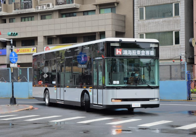 鴻海股東會安排旗下鴻華先進電動巴士「Model T」接駁。鴻海提供