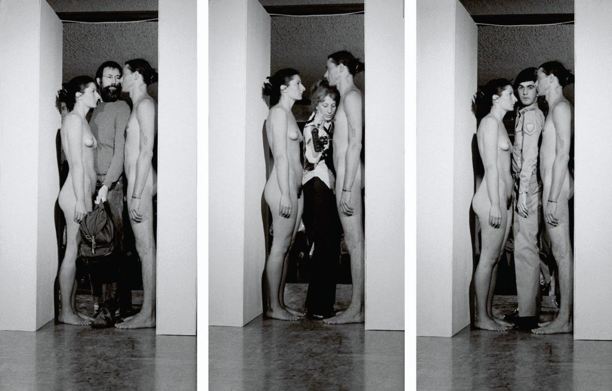 <span class="caption">_Imponderabilia_, performance de Marina Abramovic y Ulay. </span> <span class="attribution"><a class="link " href="https://www.wikiart.org/es/marina-abramovic/imponderabilia" rel="nofollow noopener" target="_blank" data-ylk="slk:Wiki Art;elm:context_link;itc:0;sec:content-canvas">Wiki Art</a></span>