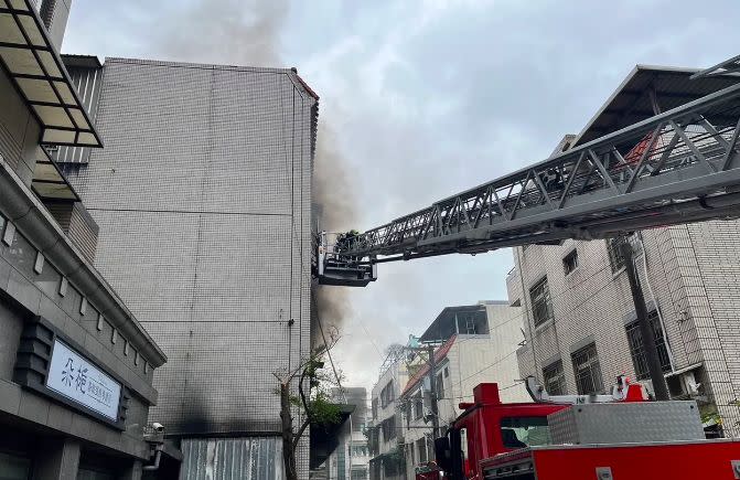 ▲桃園市龜山區自強南路一處民宅，今（26）日上午10時許突發大火，消防局獲報趕赴現場救援，現場1樓全面燃燒，其中受困3樓的15歲未成年少年被救出時，已經沒有生命跡象，而受困4樓的2人由雲梯車救出，3人皆送往醫院搶救。（圖／翻攝畫面）