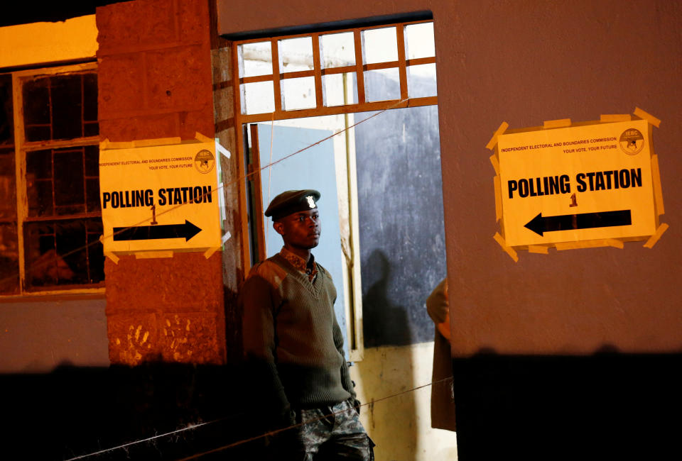 <p>A Kenyan security personnel member stands at a polling station in Kibera, Nairobi, in Kenya, Aug. 8, 2017. (Photo: Thomas Mukoya/Reuters) </p>