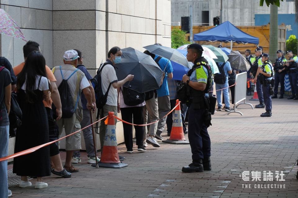 45 名民主派被控「串謀顛覆國家政權」罪成。案中的九東候選人，今（ 8 日）第二日求情，早上大批市民在西九龍裁判法院外排隊等候旁聽。