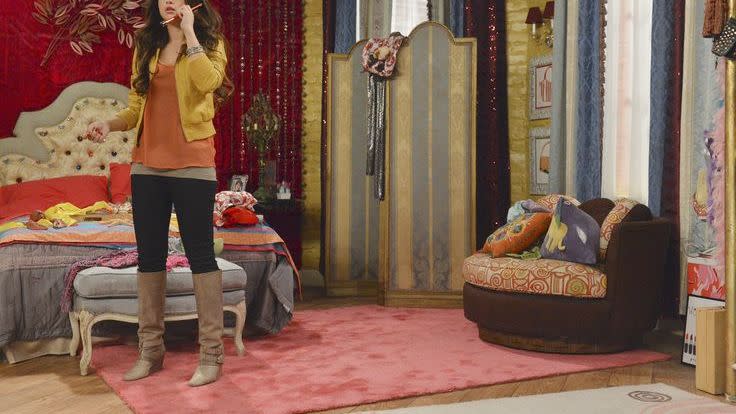 alex russo's bedroom on wizards of waverly place