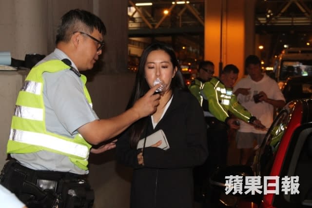 警察到場後，唐詩詠接受「吹波波」酒精呼氣測試