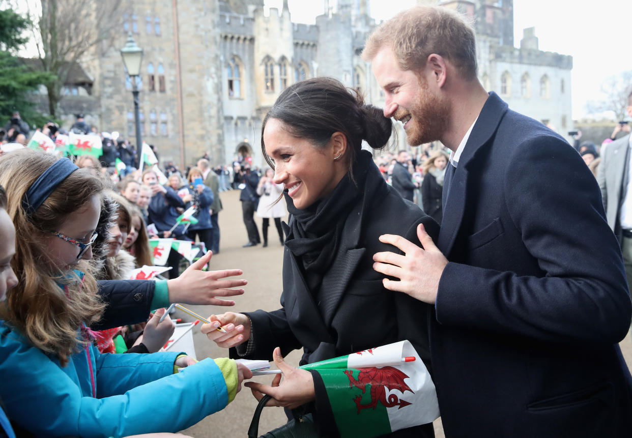 Meghan Markle und Prinz Harry begrüßen das Volk in Cardiff. (Bild: Getty Images)