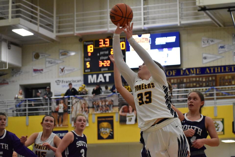 Mooresville's Rachel Harshman (33) puts up a shot attempt before the second quarter buzzer sounds during their game with Bloomington South on Jan. 13, 2022.