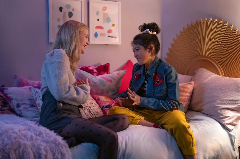 THE BABY-SITTERS CLUB (L to R) SHAY RUDOLPH as STACEY MCGILL and MOMONA TAMADA as CLAUDIA KISHI in episode 202 of THE BABY-SITTERS CLUB Cr. KAILEY SCHWERMAN/NETFLIX © 2021