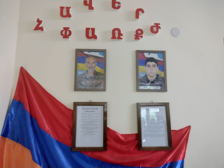 Dentro de la escuela, retratos de soldados caídos en la última guerra con Azerbaiyán