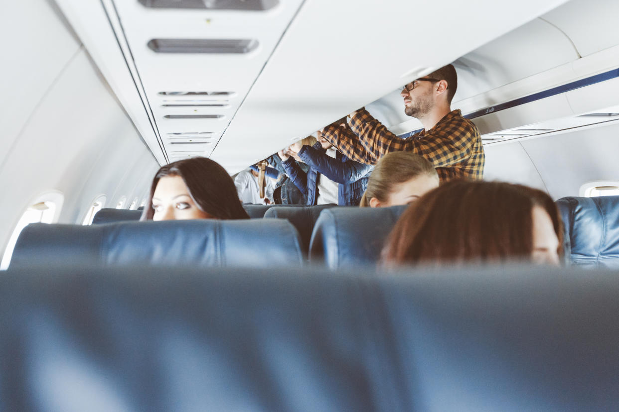 Nach der Landung sind Passagiere im Flugzeug oft ungeduldig und verlassen vorzeitig ihre Plätze. (Bild: Getty Images)