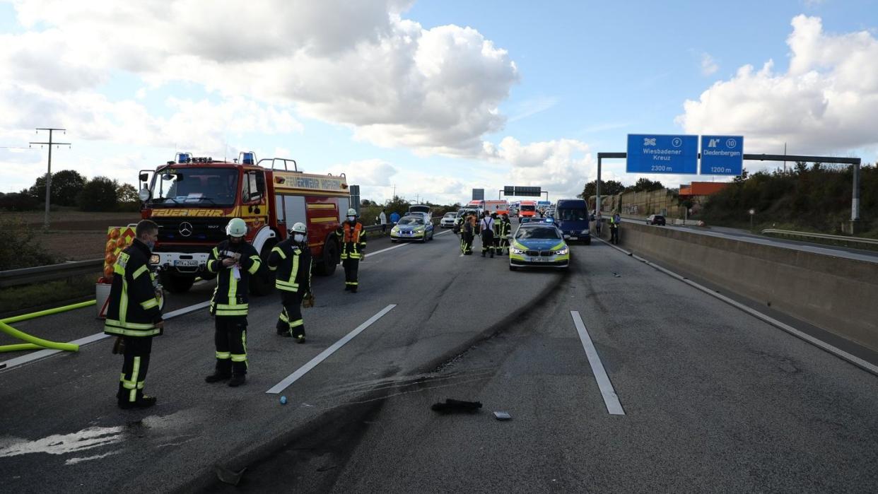 Einsatzkräfte am Ort des Unfalls auf der Autobahn 66.