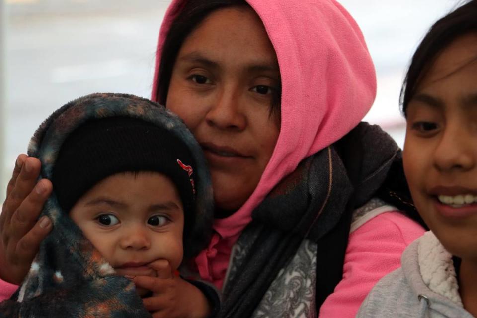 Yurivia Rendón, que asistió a la celebración del natalicio del venerado presidente mexicano Benito Juárez en el Courthouse Park de Fresno el 21 de marzo, dijo que lleva varios días sin trabajar en el campo debido a las fuertes lluvias que han inundado los campos.