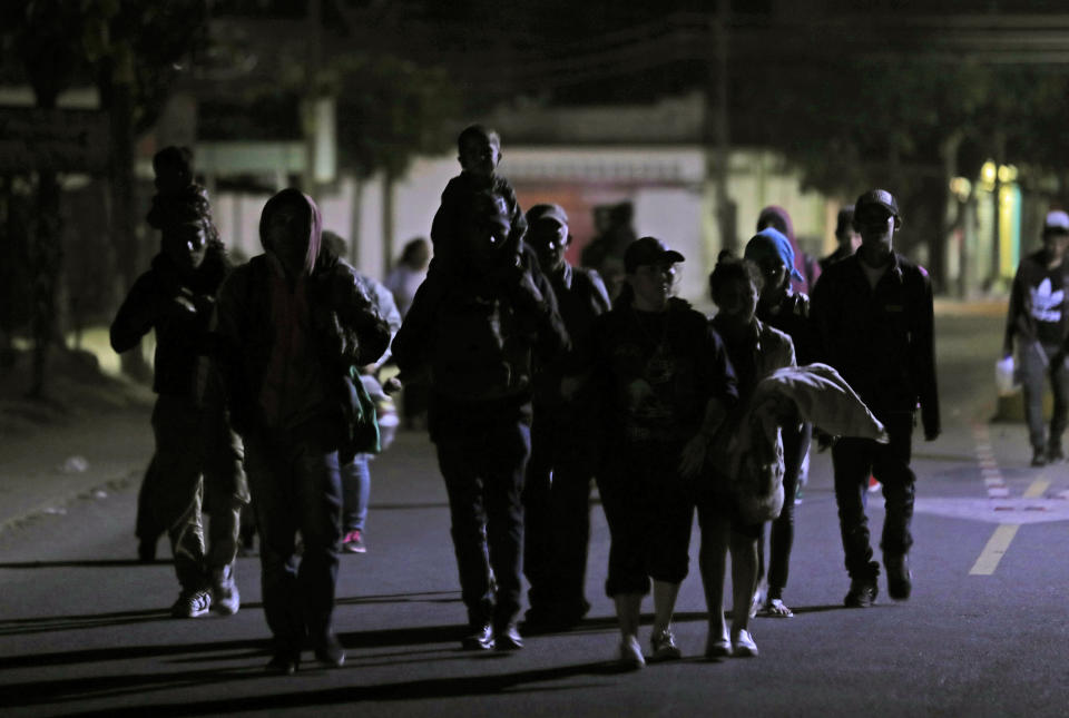 Migrantes de Honduras cruzan la frontera entre México y Guatemala sin el registro de las autoridades en Ciudad Hidalgo, México, el viernes 18 de enero de 2019. (AP Foto / Moisés Castillo)