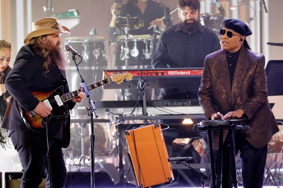 LOS ANGELES, CALIFORNIA - FEBRUARY 05: (L-R) Chris Stapleton and Stevie Wonder perform onstage during the 65th GRAMMY Awards at Crypto.com Arena on February 05, 2023 in Los Angeles, California. (Photo by Kevin Winter/Getty Images for The Recording Academy ) ORG XMIT: 775925163 ORIG FILE ID: 1463270047