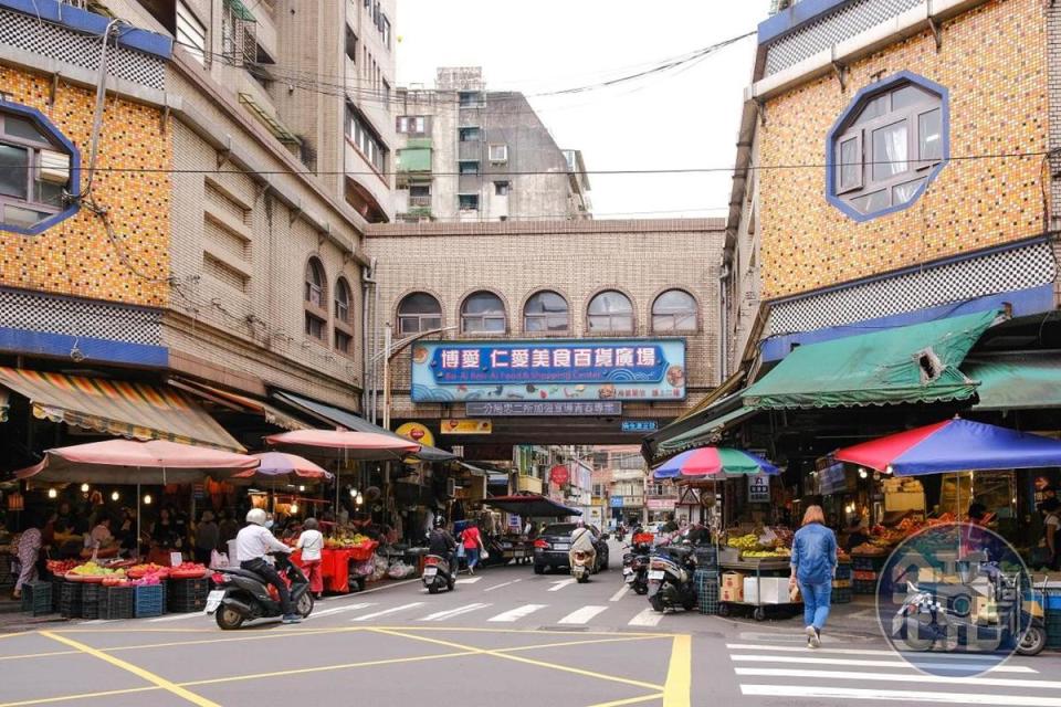 基隆市區最有規模的建築，一樓至二樓仁愛與博愛市場緊連互通，成為大型的「仁愛博愛市場」。