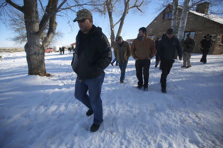 Brandon Rapolla, left, of the Pacific Patriots Network walks with other members of the PPN to a meeting with Ammon Bundy at the Malheur National Wildlife Refuge near Burns, Oregon, January 8, 2016. REUTERS/Jim Urquhart